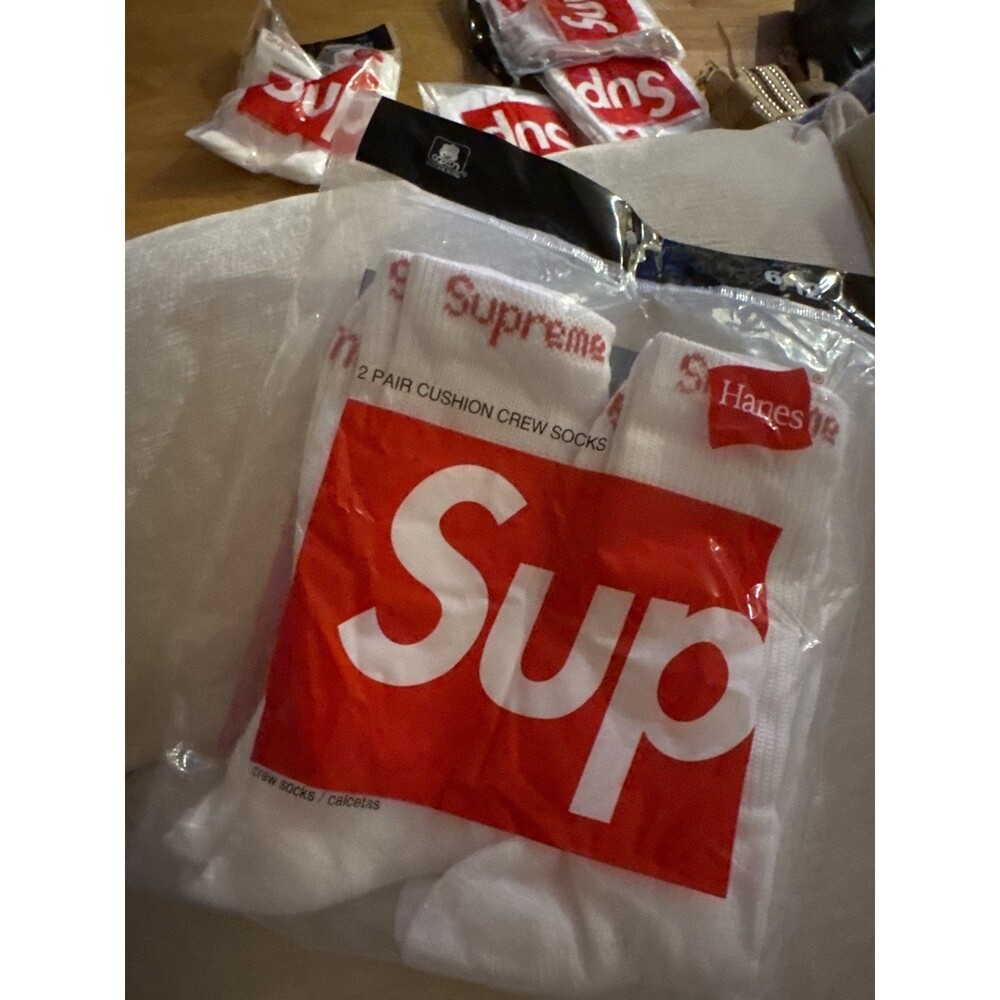 Supreme/Hanes Crew Socks White 2 pair Size 6-12